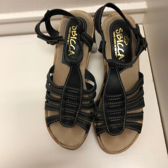 Adorable Sbicca Brown Wedge Sandles! - Picture 2 of 4